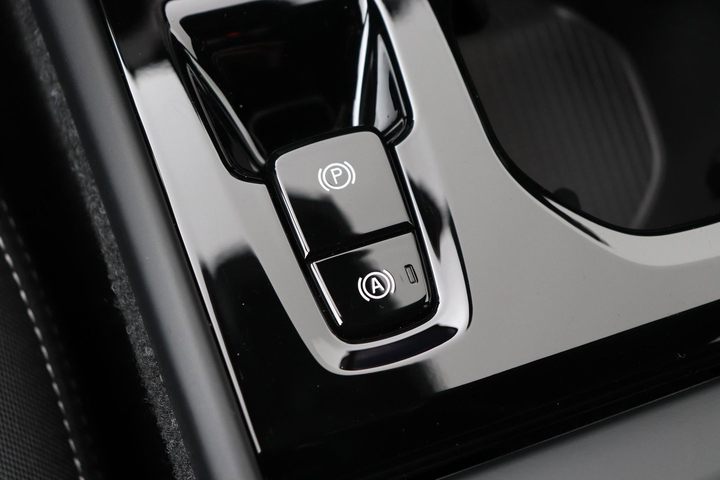 Volvo XC40 2.0 B3 Plus Black Edition | Harman/Kardon | ACC | 360° Camera | BLIS | Keyless | Stoel+Stuurverwarming | 20 Inch