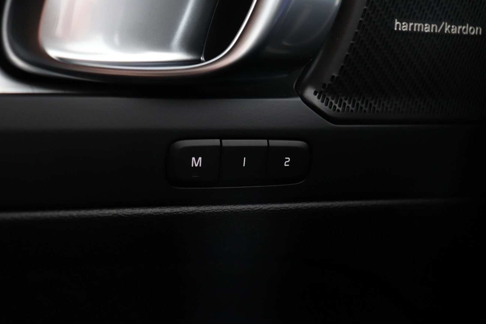 Volvo XC40 2.0 B3 Plus Black Edition | Harman/Kardon | ACC | 360° Camera | BLIS | Keyless | Stoel+Stuurverwarming | 20 Inch