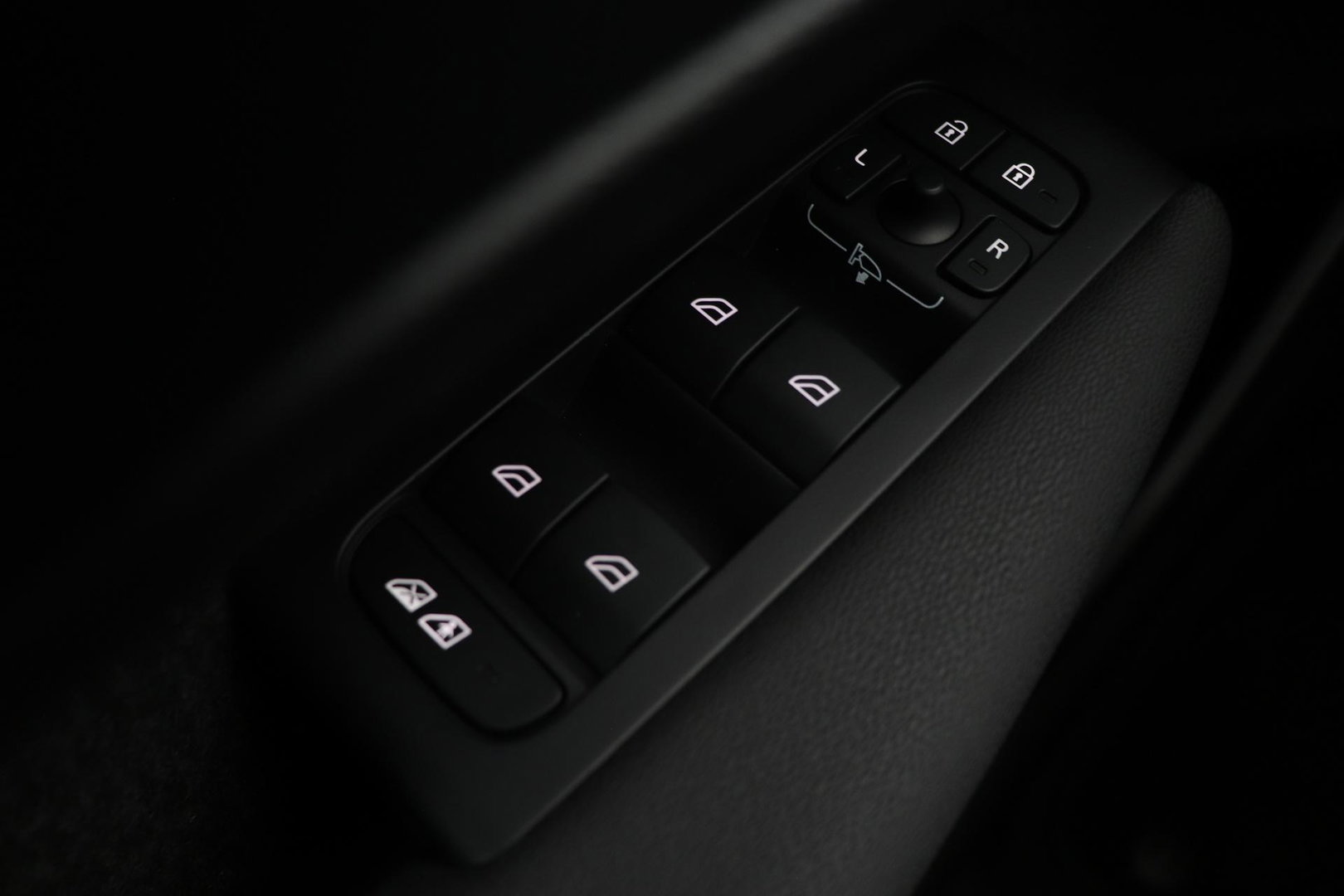 Volvo XC40 2.0 B3 Plus Black Edition | Harman/Kardon | ACC | 360° Camera | BLIS | Keyless | Stoel+Stuurverwarming | 20 Inch