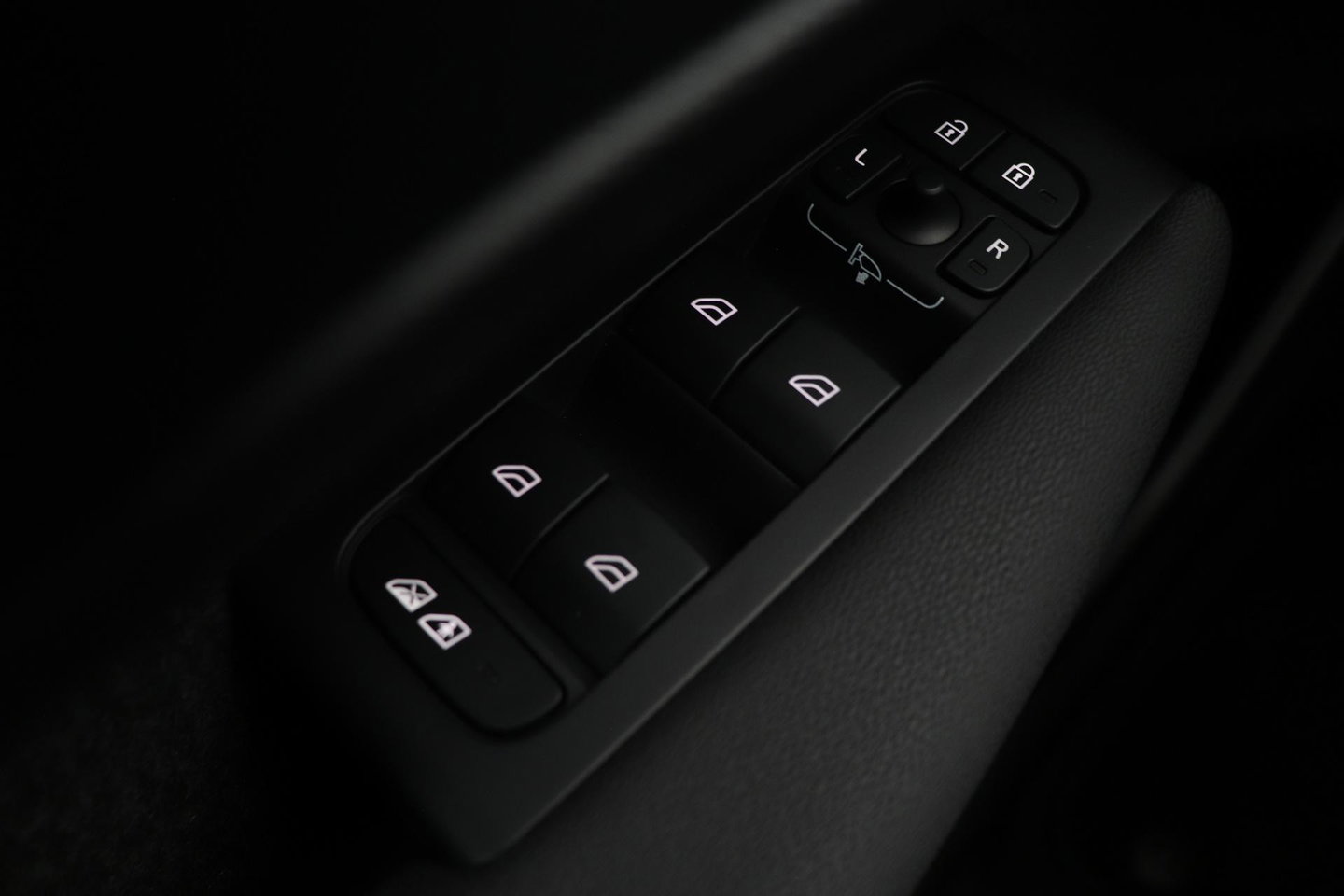 Volvo XC40 2.0 B3 Plus Black Edition | Harman/Kardon | ACC | 360° Camera | BLIS | Keyless | Stoel+Stuurverwarming | 20 Inch