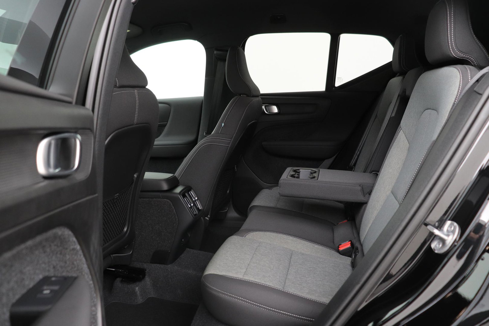 Volvo XC40 2.0 B3 Plus Black Edition | Harman/Kardon | ACC | 360° Camera | BLIS | Keyless | Stoel+Stuurverwarming | 20 Inch
