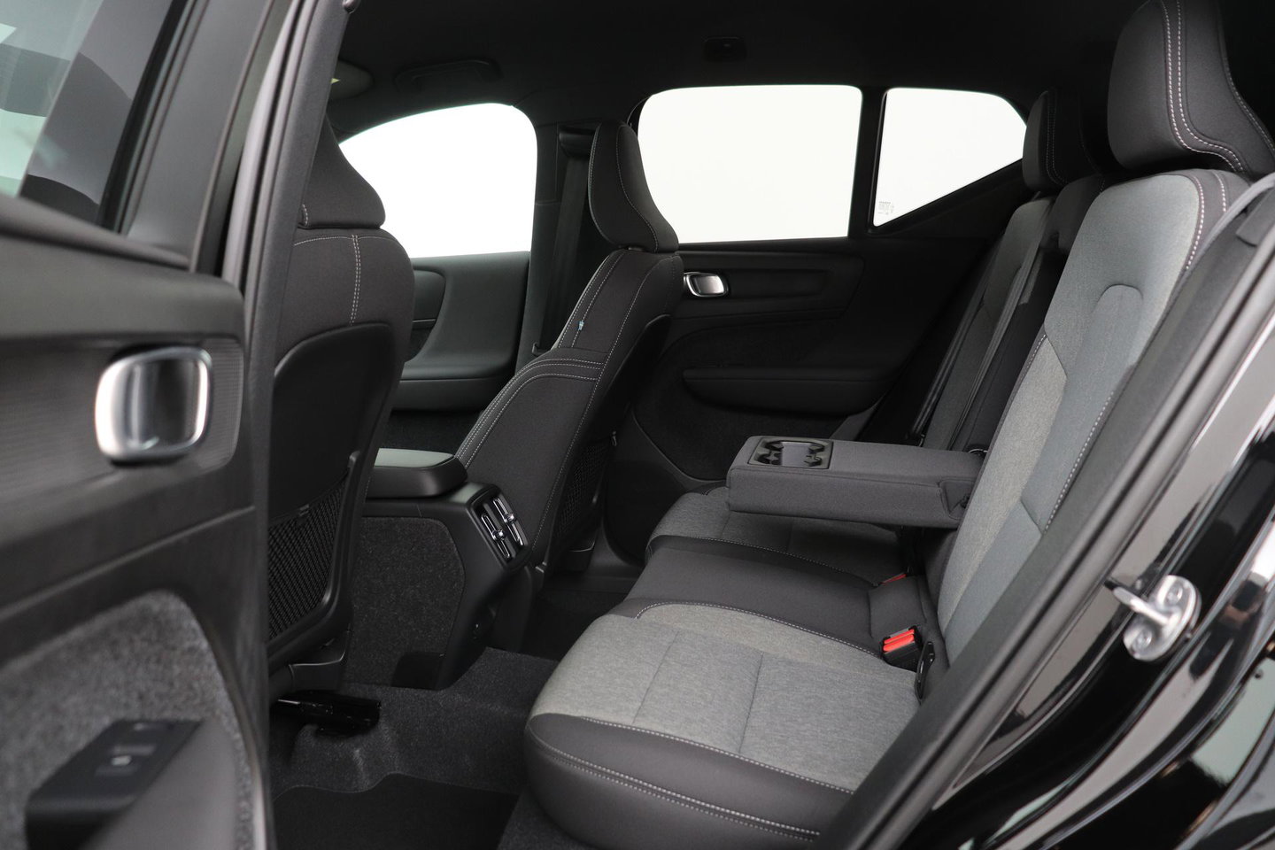 Volvo XC40 2.0 B3 Plus Black Edition | Harman/Kardon | ACC | 360° Camera | BLIS | Keyless | Stoel+Stuurverwarming | 20 Inch