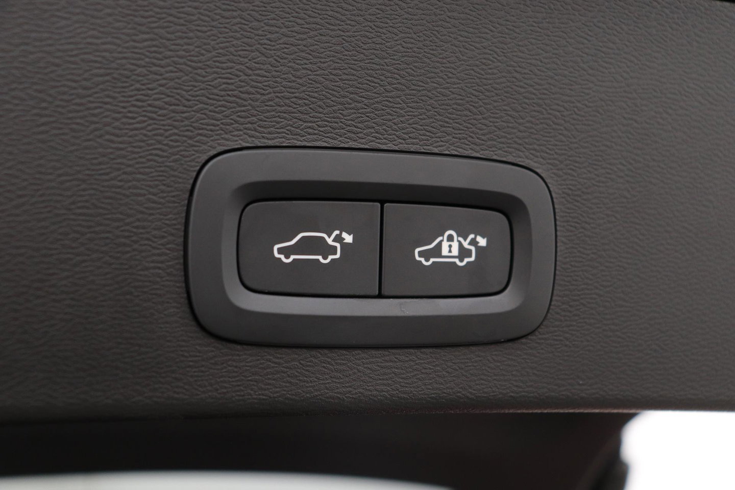 Volvo XC40 2.0 B3 Plus Black Edition | Harman/Kardon | ACC | 360° Camera | BLIS | Keyless | Stoel+Stuurverwarming | 20 Inch