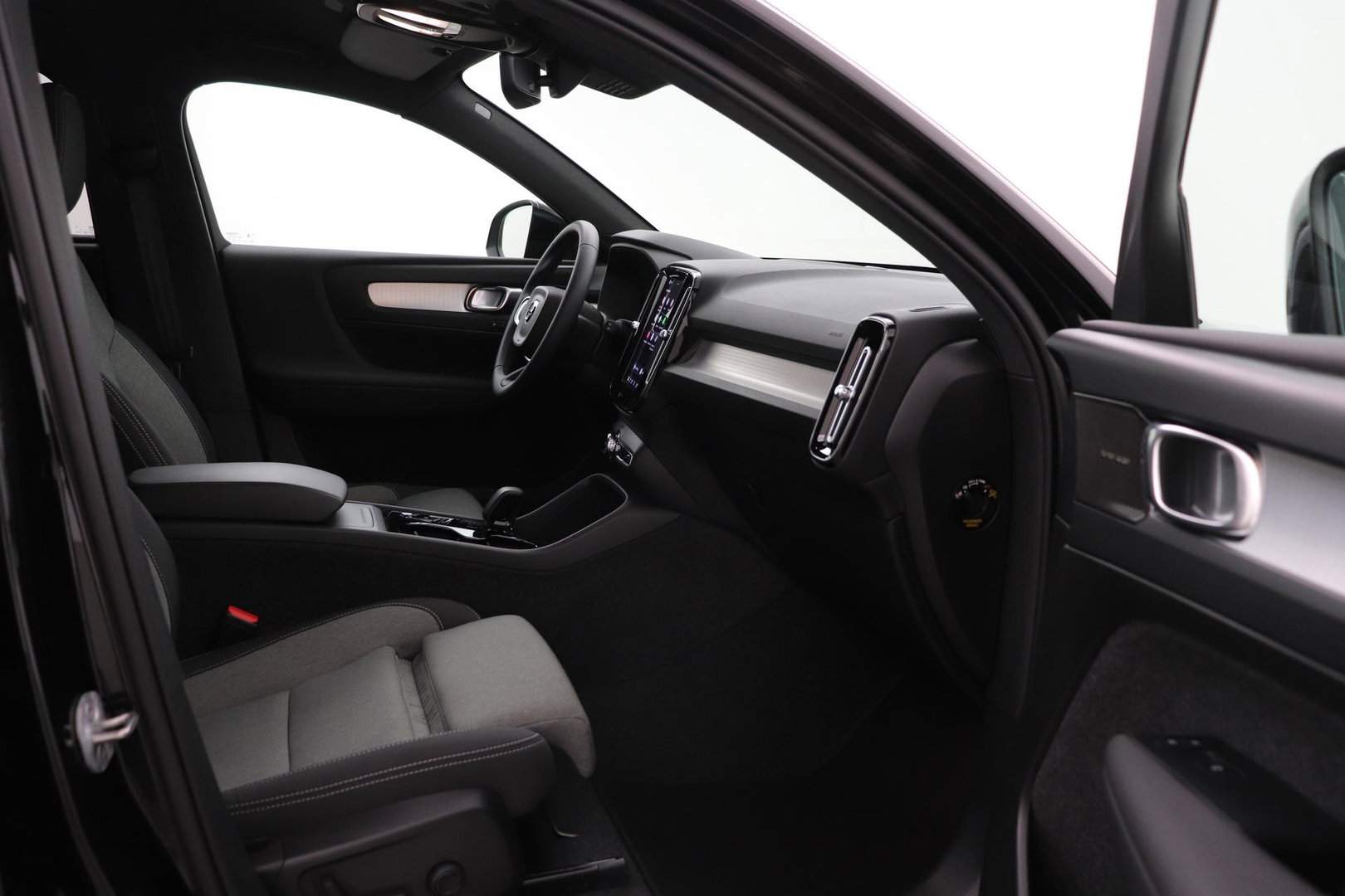 Volvo XC40 2.0 B3 Plus Black Edition | Harman/Kardon | ACC | 360° Camera | BLIS | Keyless | Stoel+Stuurverwarming | 20 Inch