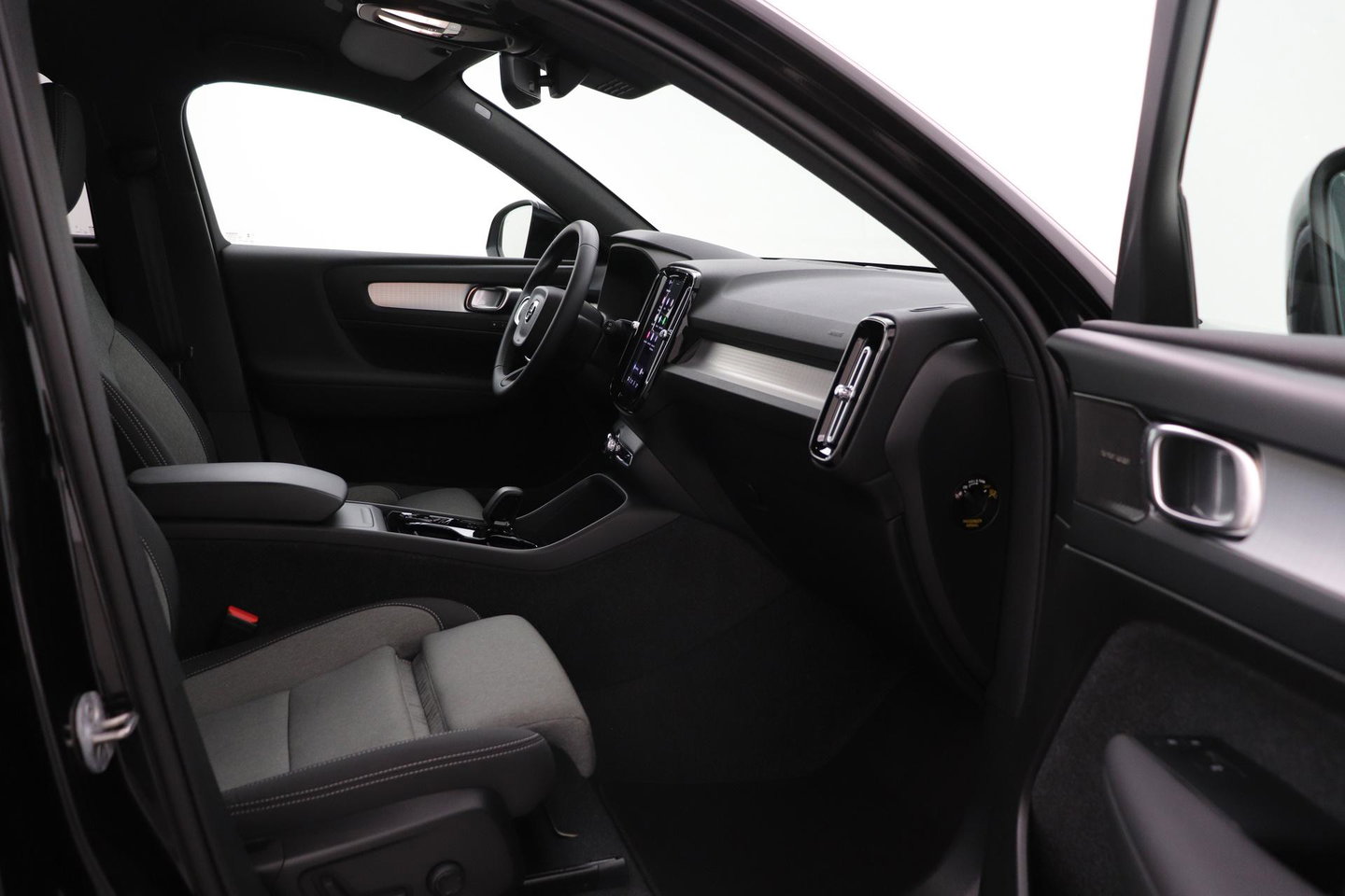 Volvo XC40 2.0 B3 Plus Black Edition | Harman/Kardon | ACC | 360° Camera | BLIS | Keyless | Stoel+Stuurverwarming | 20 Inch