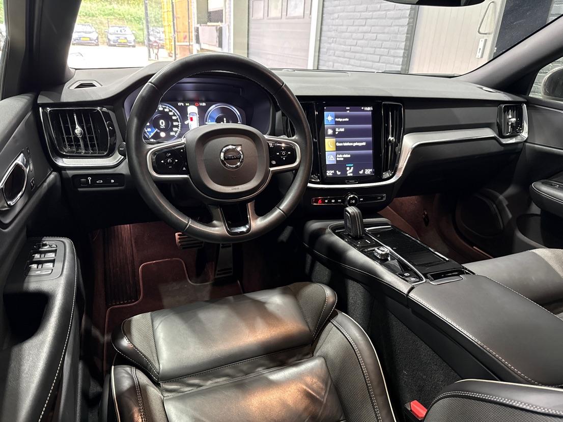 Volvo V60 T6 R-Design | Long Range | ACC | Stoelverwarming | Trekhaak | Camera | Keyless | Memory | 19 Inch