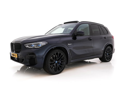 BMW X5 xDrive45e M-Sport-Styling High Executive (Plug-In) {SoH-91%} (INCL-BTW) *PANO | LEATHER | LASER-LED | HARMAN/KARDON | MEMORY-PACK | TOPVIEW | ADAPTIVE-CRUISE | BLINDSPOT | DIGI-COCKPIT | PRIVACY-GLASS | SHIFTPADDLES | HEAD-UP | TOWBAR | 22''A