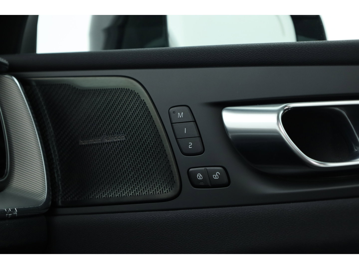 Volvo XC60 2.0 T8 Plug-in hybrid AWD Ultimate Dark | Long Range | Trekhaak | 22 inch | Head-up | Pano-dak |