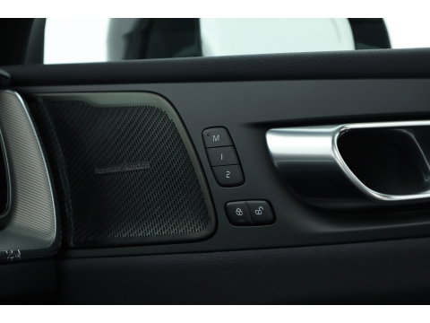 Volvo XC60 2.0 T8 Plug-in hybrid AWD Ultimate Dark | Long Range | Trekhaak | 22 inch | Head-up | Pano-dak |