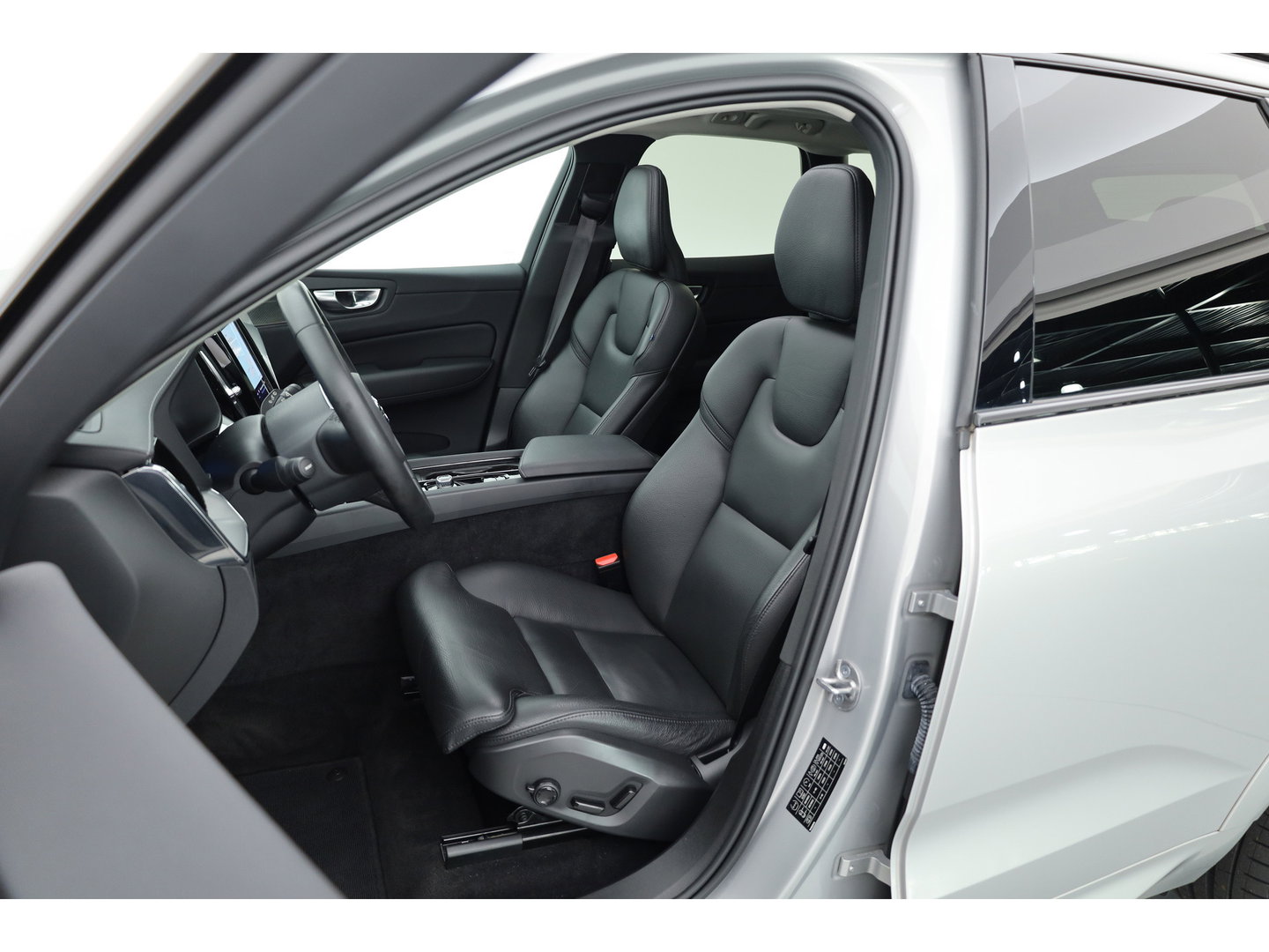 Volvo XC60 2.0 T8 Plug-in hybrid AWD Ultimate Dark | Long Range | Trekhaak | 22 inch | Head-up | Pano-dak |