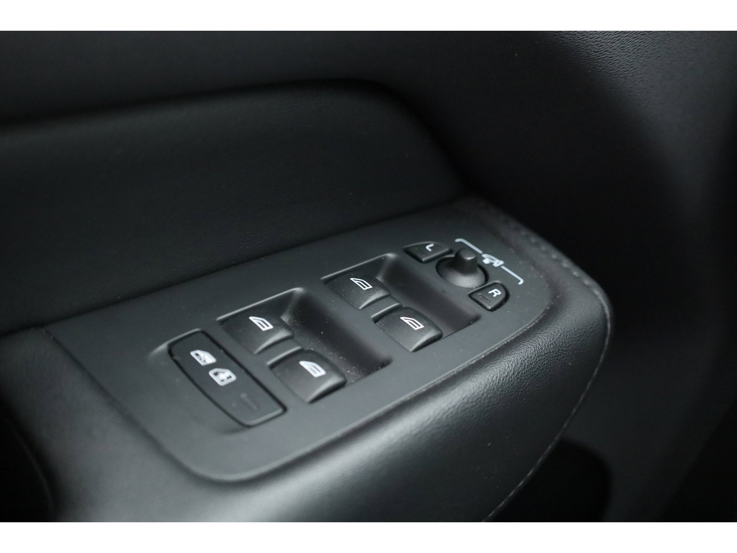 Volvo XC60 2.0 T8 Plug-in hybrid AWD Ultimate Dark | Long Range | Trekhaak | 22 inch | Head-up | Pano-dak |