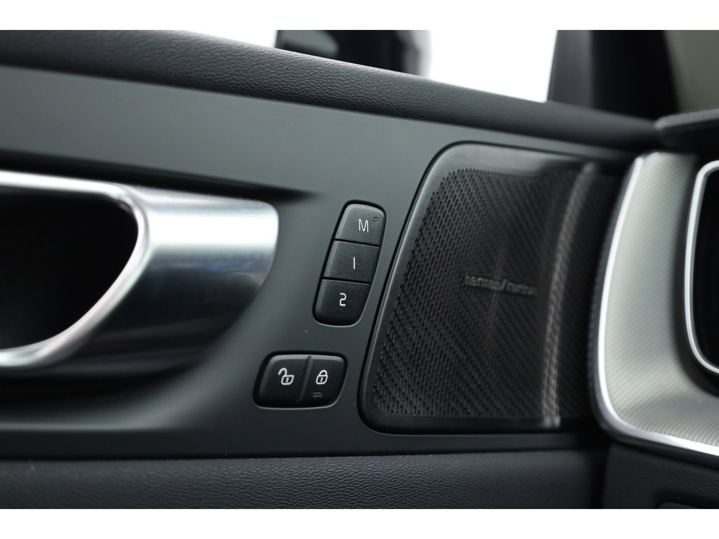Volvo XC60 2.0 T8 Plug-in hybrid AWD Ultimate Dark | Long Range | Trekhaak | 22 inch | Head-up | Pano-dak |