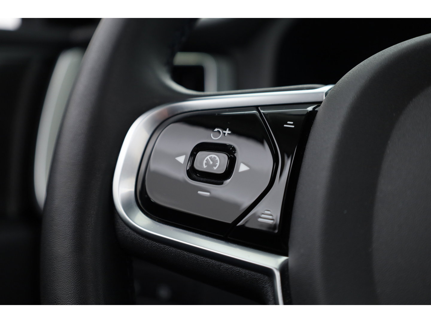 Volvo XC60 2.0 T8 Plug-in hybrid AWD Ultimate Dark | Long Range | Trekhaak | 22 inch | Head-up | Pano-dak |