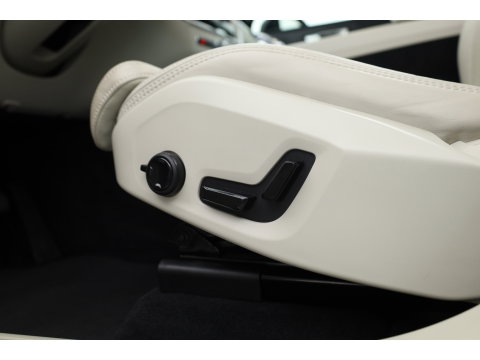 Volvo XC60 2.0 T8 Plug-in hybrid AWD Ultimate Dark | Luchtvering | Massage | Trekhaak | Head-up | Stoelvent. |