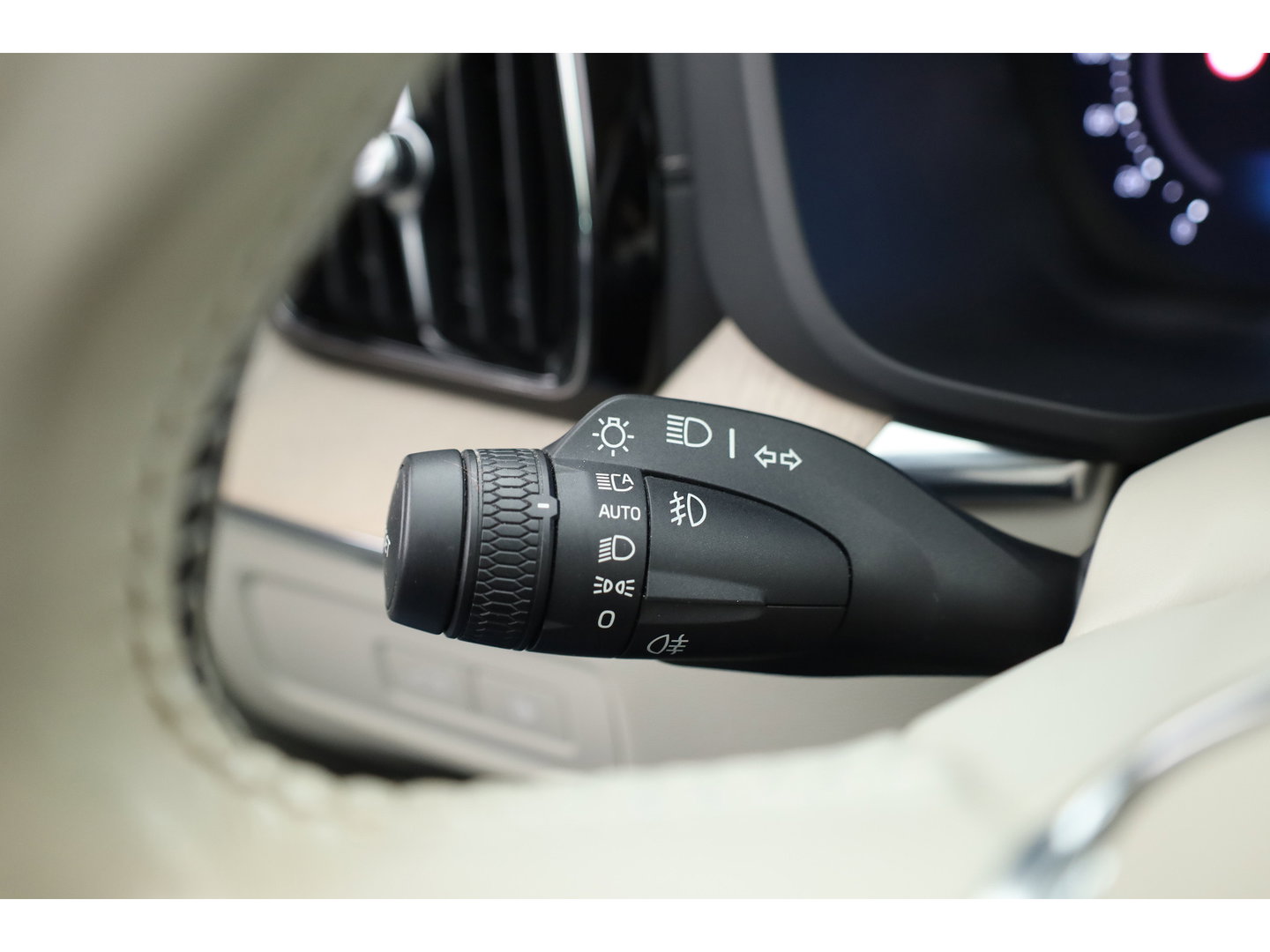 Volvo XC60 2.0 T8 Plug-in hybrid AWD Ultimate Dark | Luchtvering | Massage | Trekhaak | Head-up | Stoelvent. |