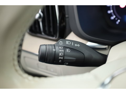Volvo XC60 2.0 T8 Plug-in hybrid AWD Ultimate Dark | Luchtvering | Massage | Trekhaak | Head-up | Stoelvent. |