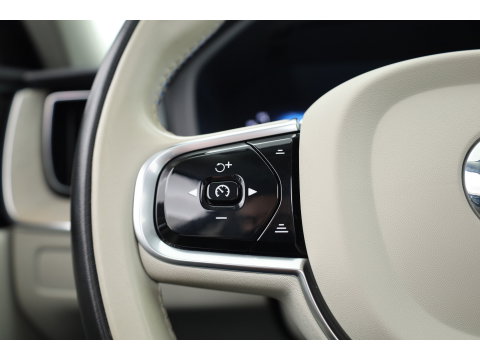 Volvo XC60 2.0 T8 Plug-in hybrid AWD Ultimate Dark | Luchtvering | Massage | Trekhaak | Head-up | Stoelvent. |