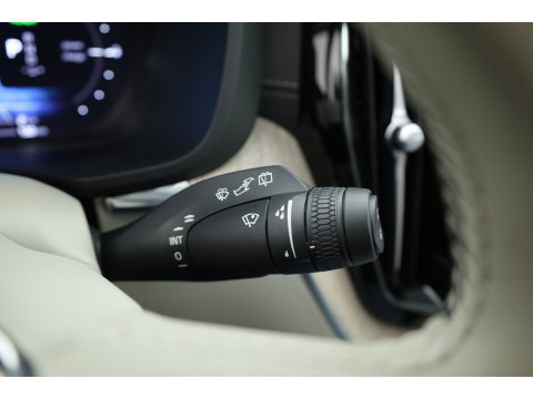 Volvo XC60 2.0 T8 Plug-in hybrid AWD Ultimate Dark | Luchtvering | Massage | Trekhaak | Head-up | Stoelvent. |