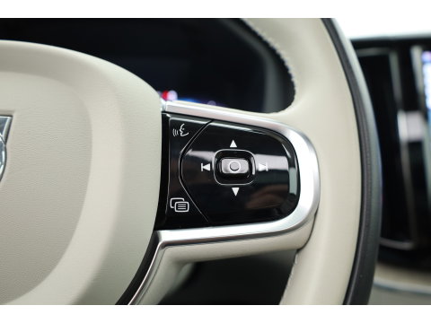 Volvo XC60 2.0 T8 Plug-in hybrid AWD Ultimate Dark | Luchtvering | Massage | Trekhaak | Head-up | Stoelvent. |