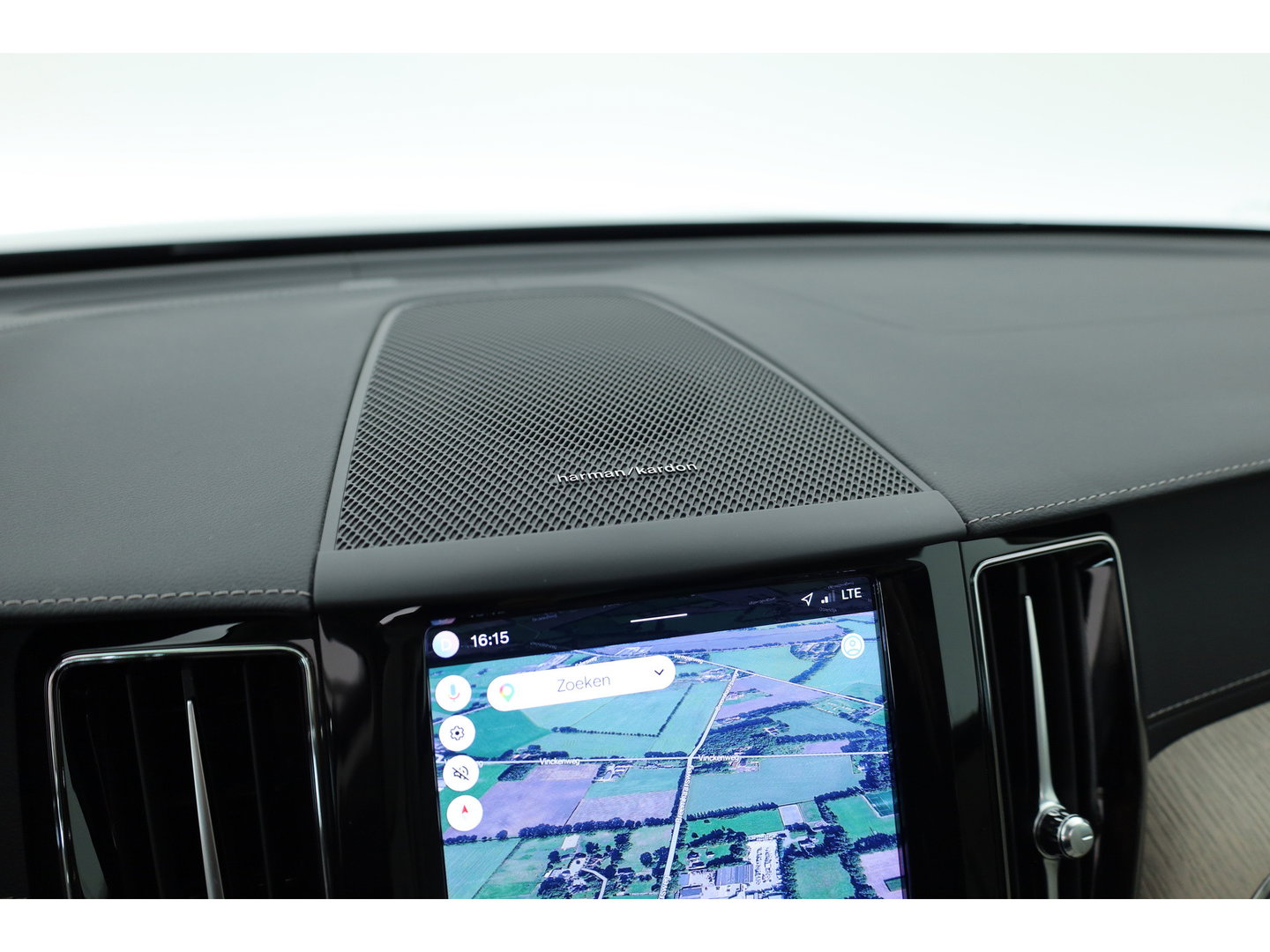 Volvo XC60 2.0 T8 Plug-in hybrid AWD Ultimate Dark | Luchtvering | Massage | Trekhaak | Head-up | Stoelvent. |