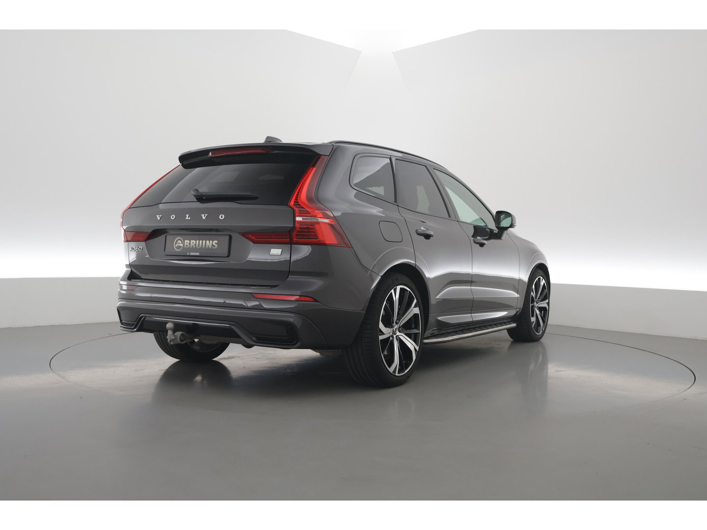 Volvo XC60 2.0 T8 Plug-in hybrid AWD Ultimate Dark | Luchtvering | Massage | Trekhaak | Head-up | Stoelvent. |