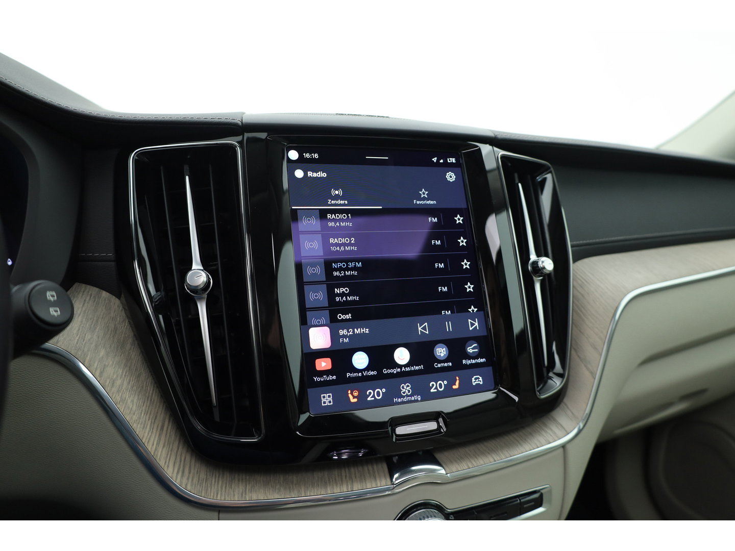Volvo XC60 2.0 T8 Plug-in hybrid AWD Ultimate Dark | Luchtvering | Massage | Trekhaak | Head-up | Stoelvent. |