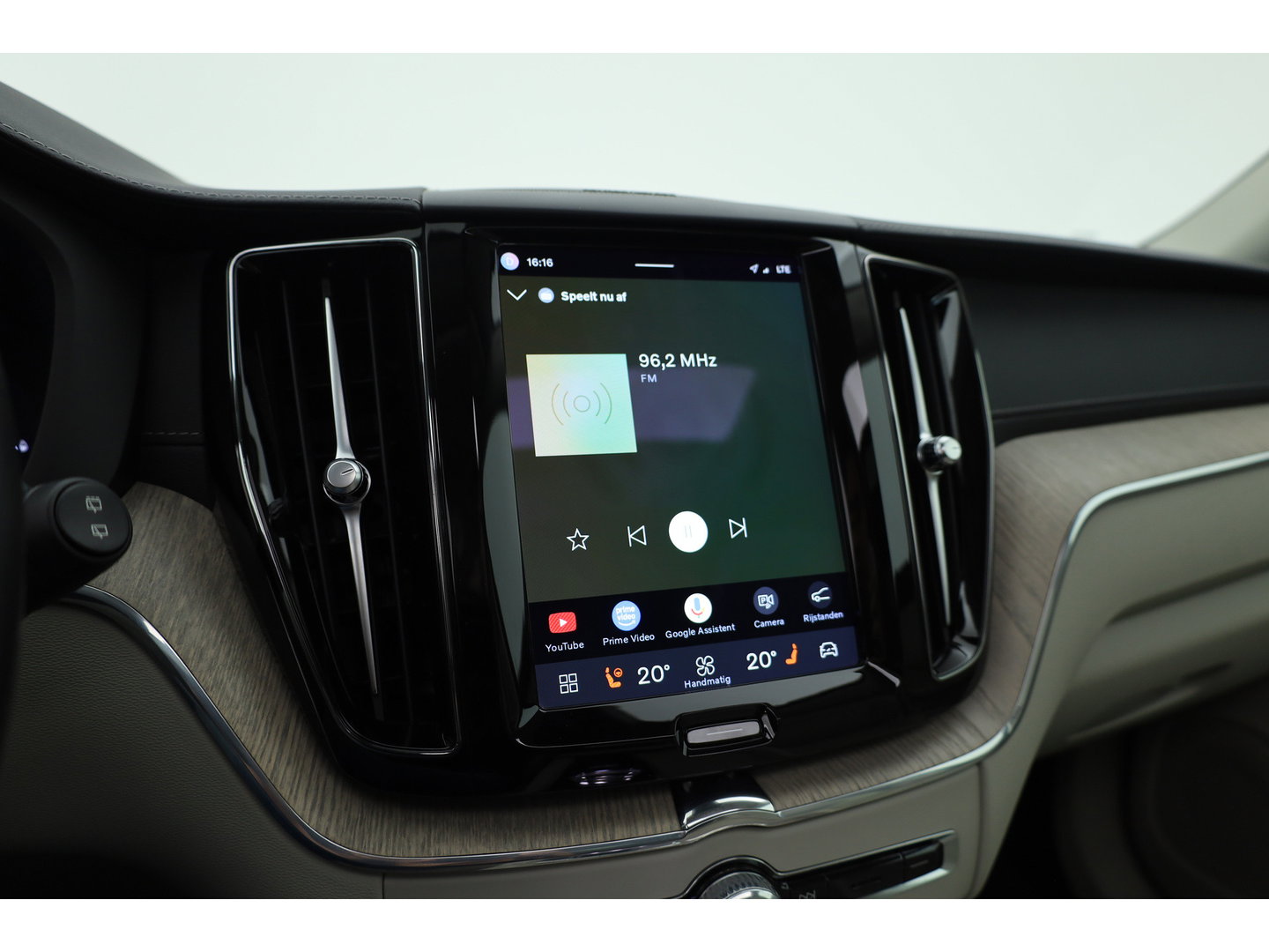 Volvo XC60 2.0 T8 Plug-in hybrid AWD Ultimate Dark | Luchtvering | Massage | Trekhaak | Head-up | Stoelvent. |