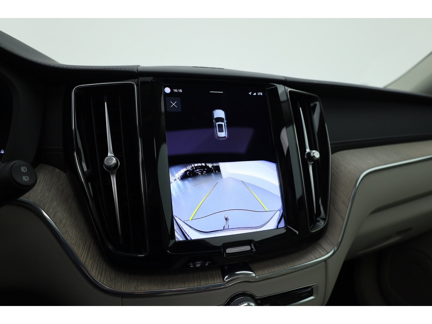 Volvo XC60 2.0 T8 Plug-in hybrid AWD Ultimate Dark | Luchtvering | Massage | Trekhaak | Head-up | Stoelvent. |