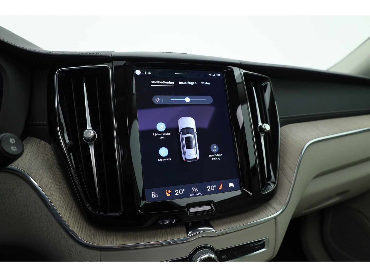 Volvo XC60 2.0 T8 Plug-in hybrid AWD Ultimate Dark | Luchtvering | Massage | Trekhaak | Head-up | Stoelvent. |