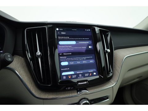 Volvo XC60 2.0 T8 Plug-in hybrid AWD Ultimate Dark | Luchtvering | Massage | Trekhaak | Head-up | Stoelvent. |