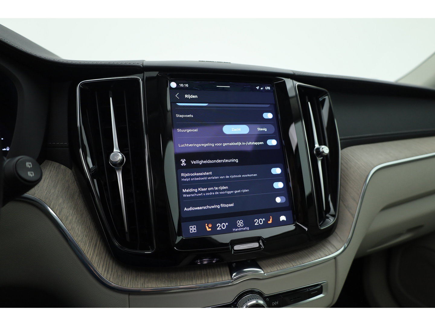 Volvo XC60 2.0 T8 Plug-in hybrid AWD Ultimate Dark | Luchtvering | Massage | Trekhaak | Head-up | Stoelvent. |