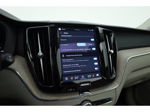 Volvo XC60 2.0 T8 Plug-in hybrid AWD Ultimate Dark | Luchtvering | Massage | Trekhaak | Head-up | Stoelvent. |