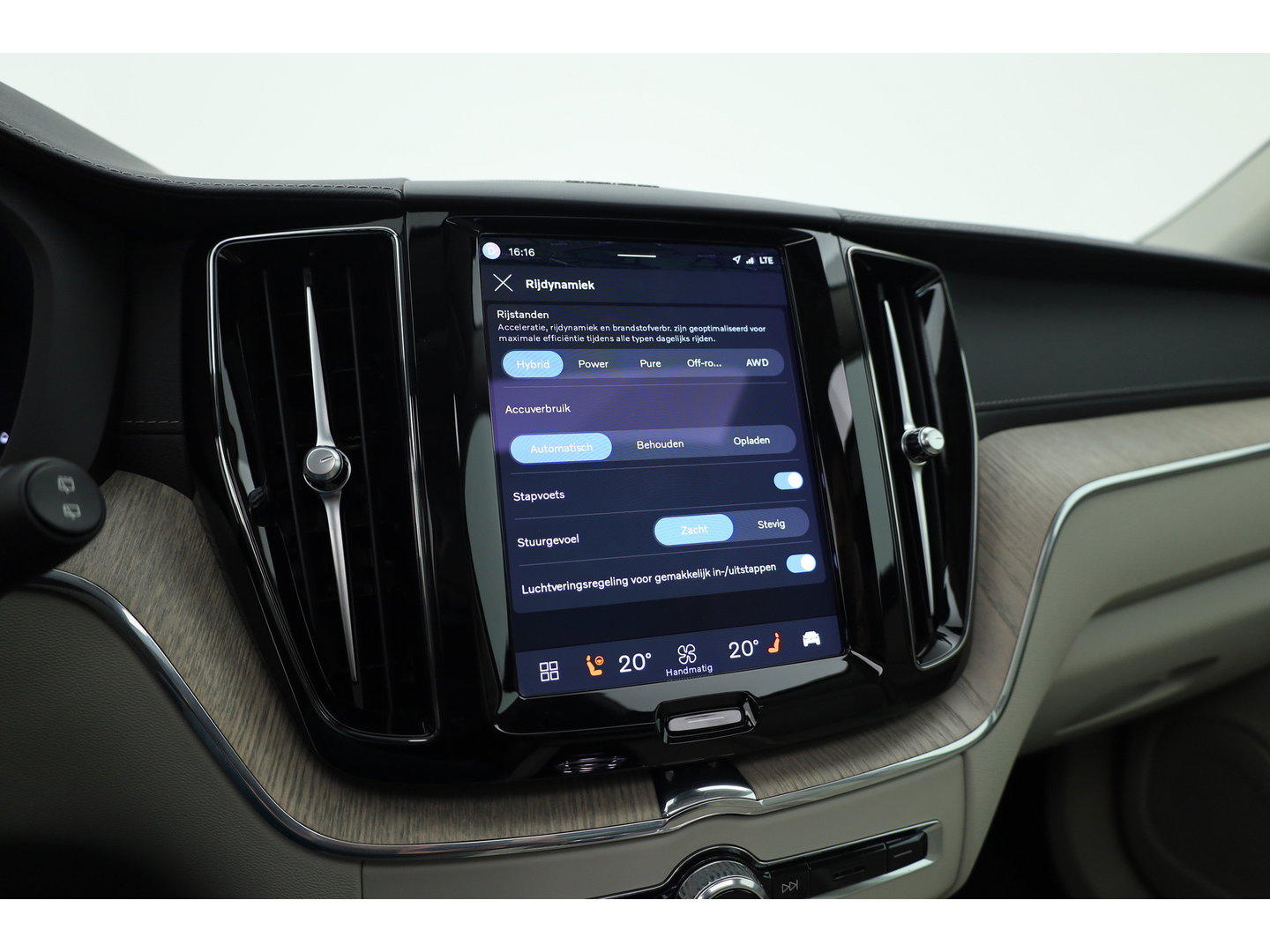 Volvo XC60 2.0 T8 Plug-in hybrid AWD Ultimate Dark | Luchtvering | Massage | Trekhaak | Head-up | Stoelvent. |