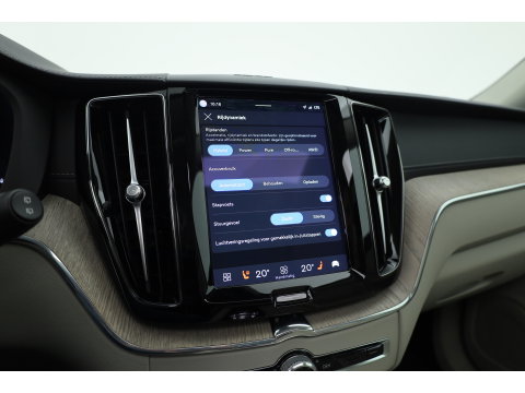 Volvo XC60 2.0 T8 Plug-in hybrid AWD Ultimate Dark | Luchtvering | Massage | Trekhaak | Head-up | Stoelvent. |