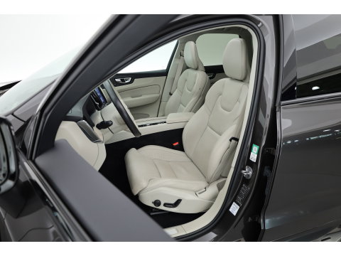 Volvo XC60 2.0 T8 Plug-in hybrid AWD Ultimate Dark | Luchtvering | Massage | Trekhaak | Head-up | Stoelvent. |
