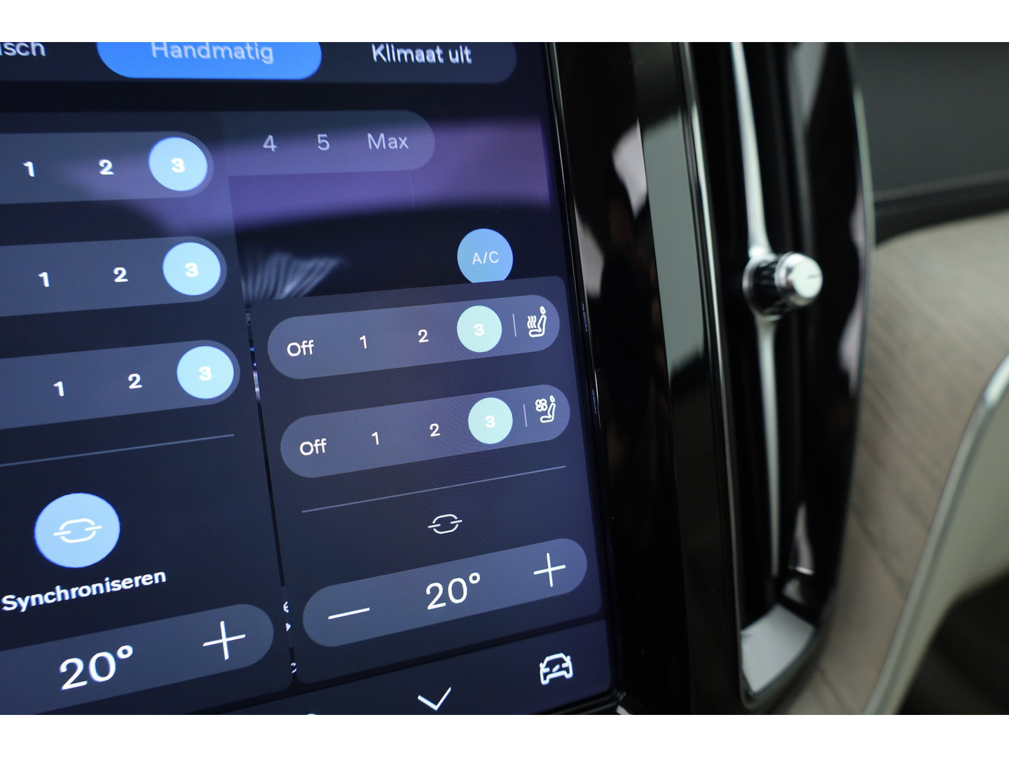 Volvo XC60 2.0 T8 Plug-in hybrid AWD Ultimate Dark | Luchtvering | Massage | Trekhaak | Head-up | Stoelvent. |