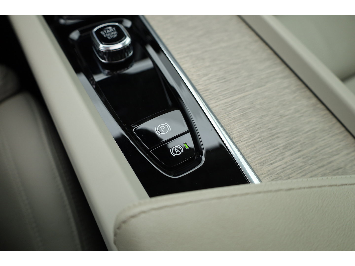 Volvo XC60 2.0 T8 Plug-in hybrid AWD Ultimate Dark | Luchtvering | Massage | Trekhaak | Head-up | Stoelvent. |