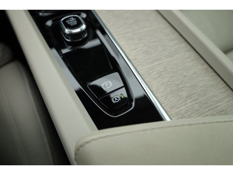 Volvo XC60 2.0 T8 Plug-in hybrid AWD Ultimate Dark | Luchtvering | Massage | Trekhaak | Head-up | Stoelvent. |