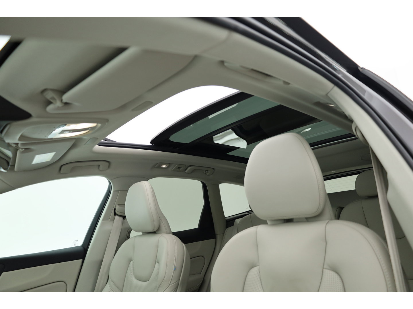 Volvo XC60 2.0 T8 Plug-in hybrid AWD Ultimate Dark | Luchtvering | Massage | Trekhaak | Head-up | Stoelvent. |