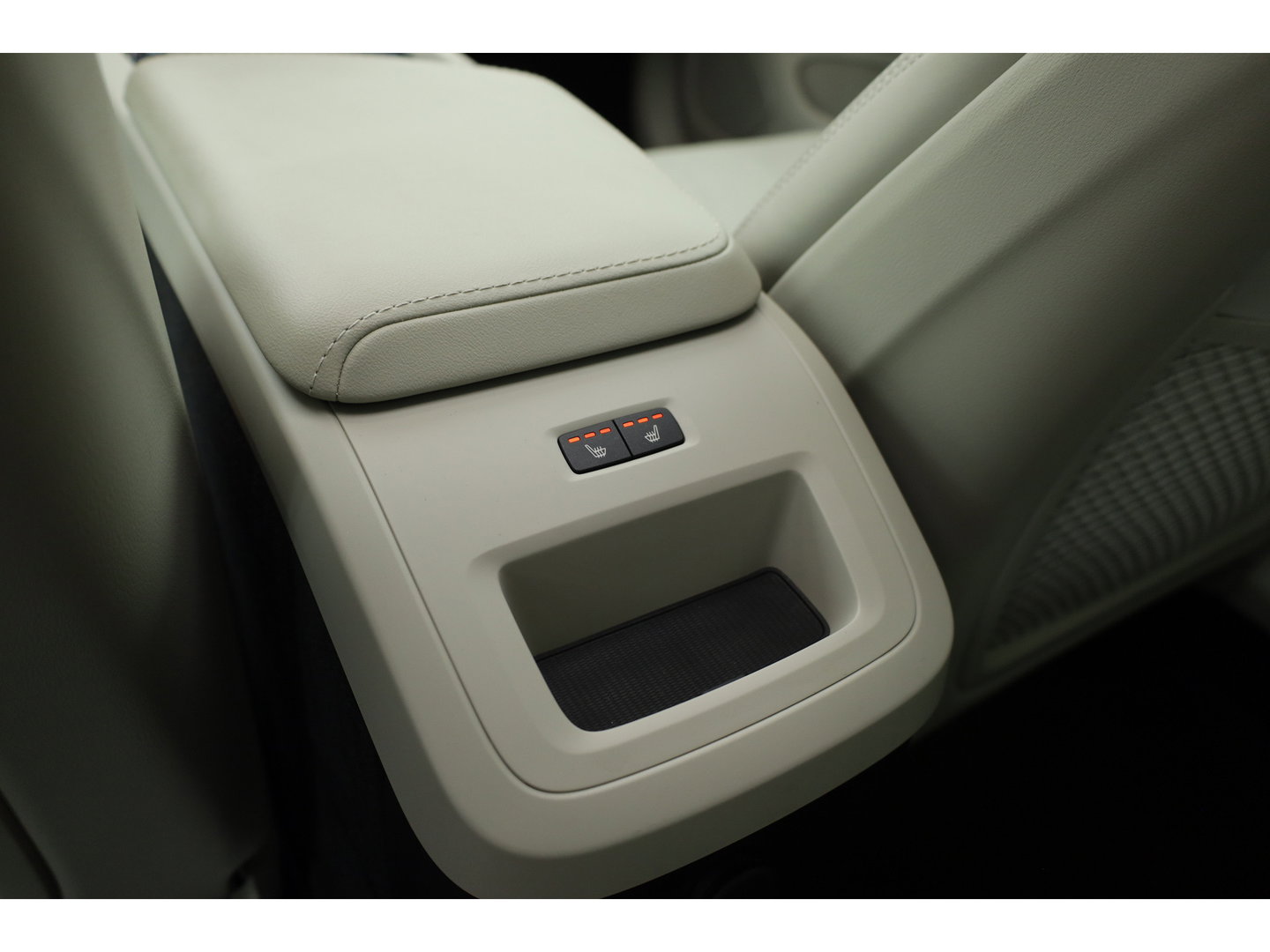 Volvo XC60 2.0 T8 Plug-in hybrid AWD Ultimate Dark | Luchtvering | Massage | Trekhaak | Head-up | Stoelvent. |