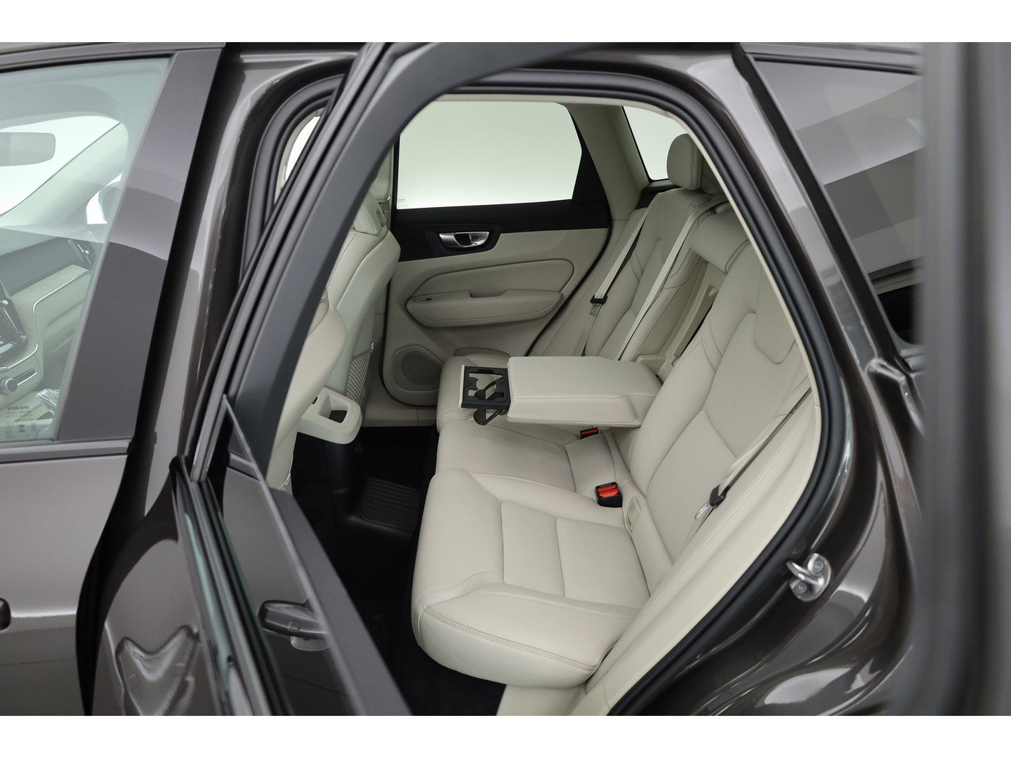 Volvo XC60 2.0 T8 Plug-in hybrid AWD Ultimate Dark | Luchtvering | Massage | Trekhaak | Head-up | Stoelvent. |