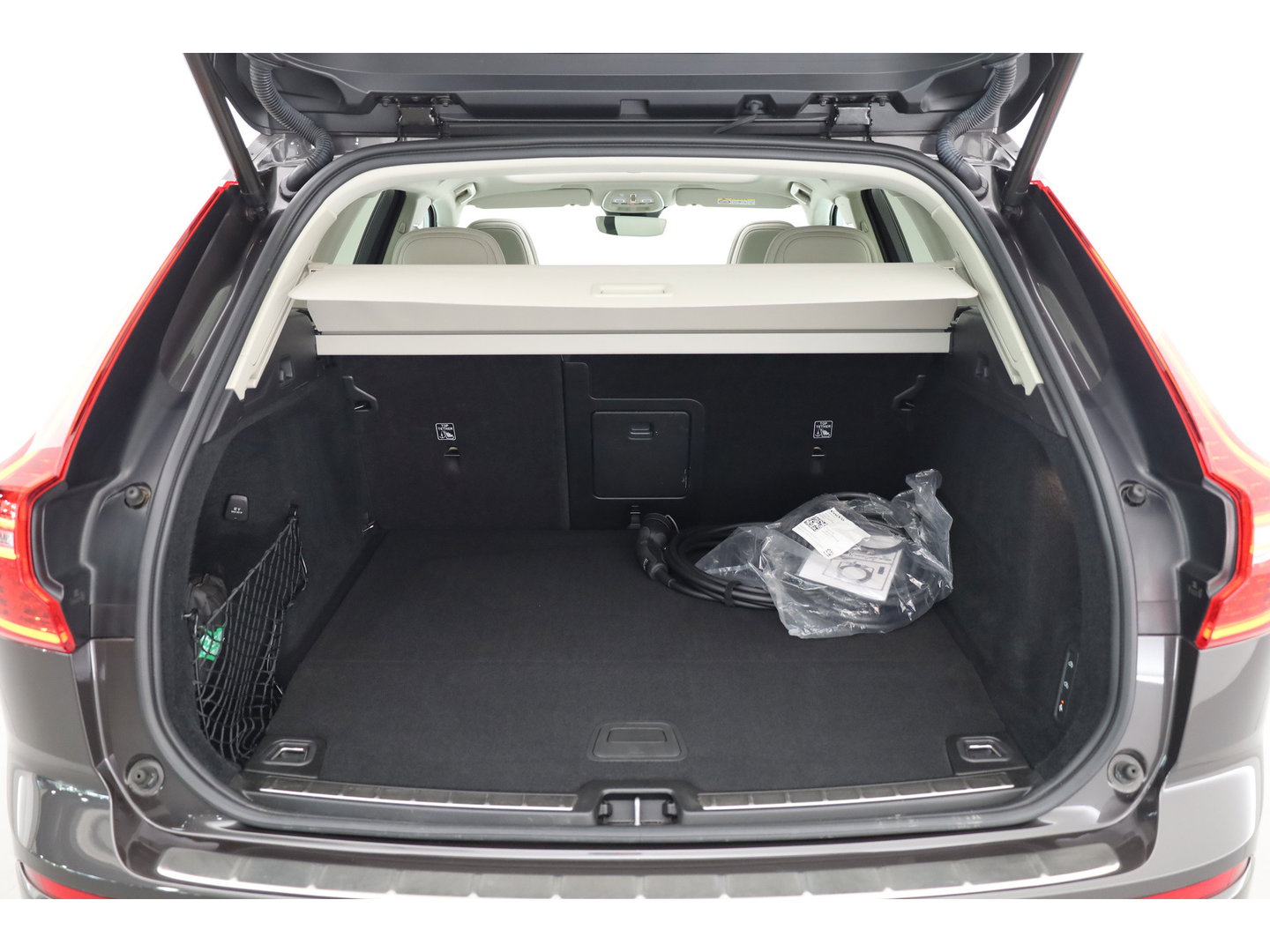 Volvo XC60 2.0 T8 Plug-in hybrid AWD Ultimate Dark | Luchtvering | Massage | Trekhaak | Head-up | Stoelvent. |
