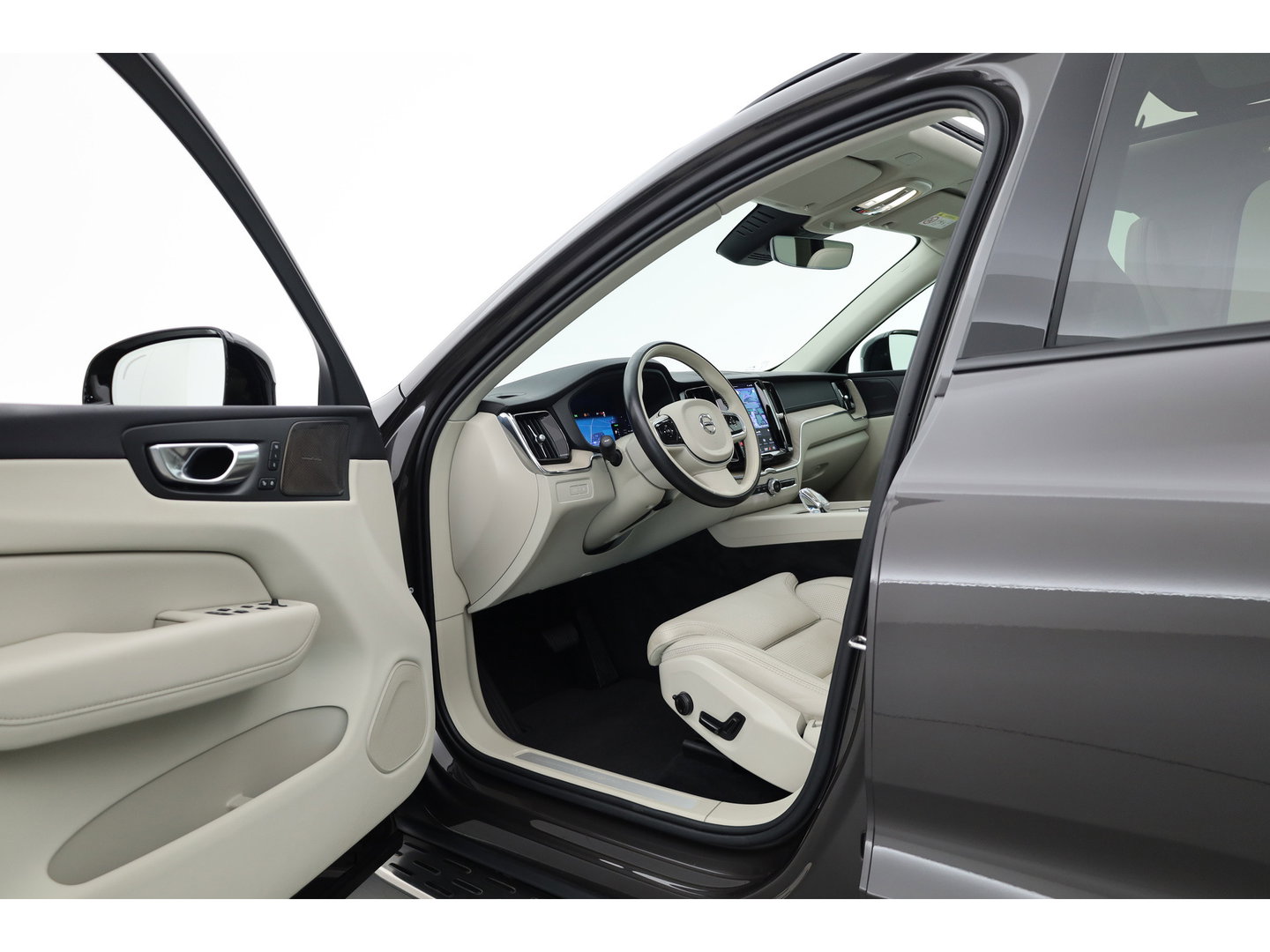 Volvo XC60 2.0 T8 Plug-in hybrid AWD Ultimate Dark | Luchtvering | Massage | Trekhaak | Head-up | Stoelvent. |