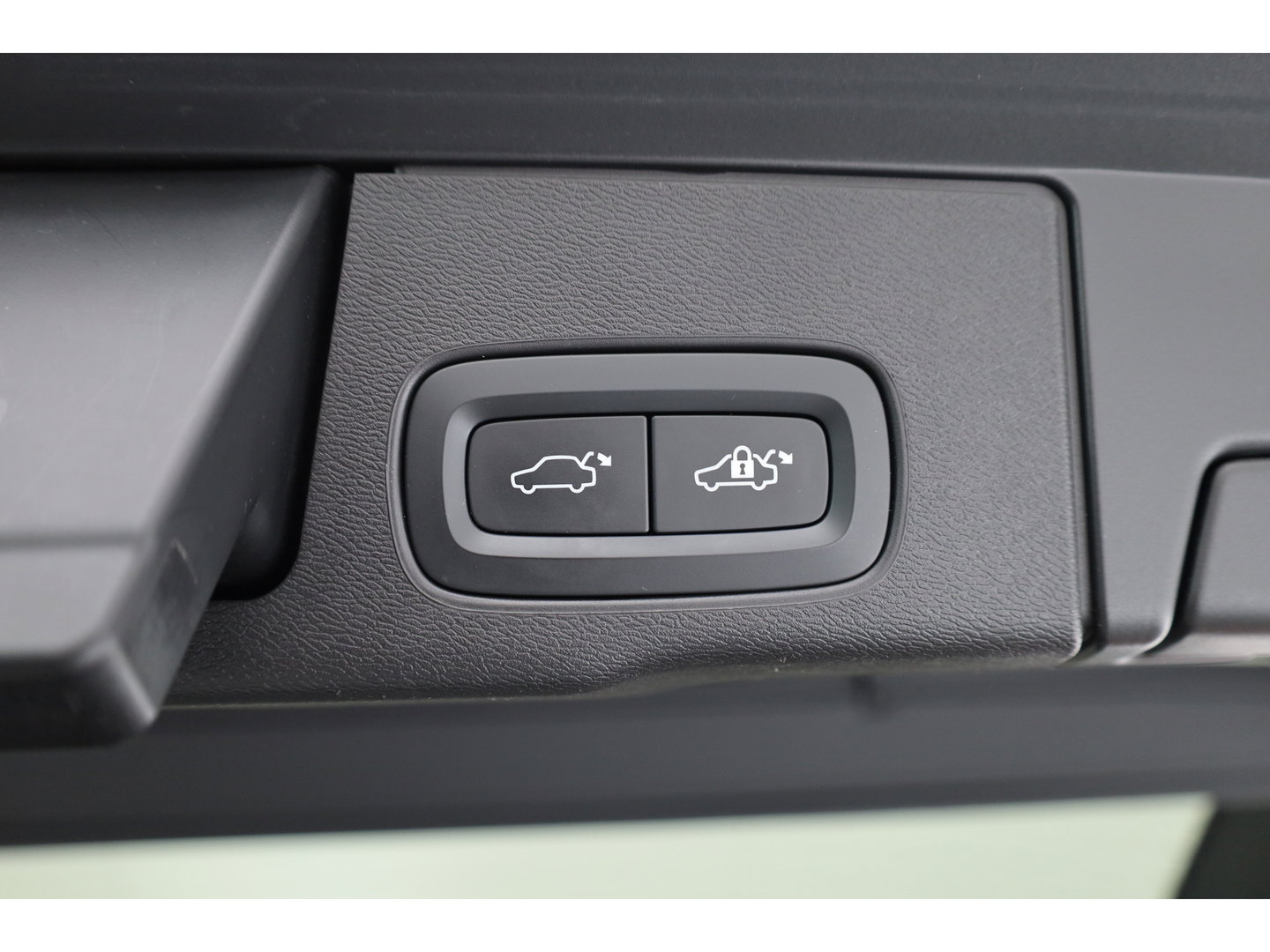 Volvo XC60 2.0 T8 Plug-in hybrid AWD Ultimate Dark | Luchtvering | Massage | Trekhaak | Head-up | Stoelvent. |