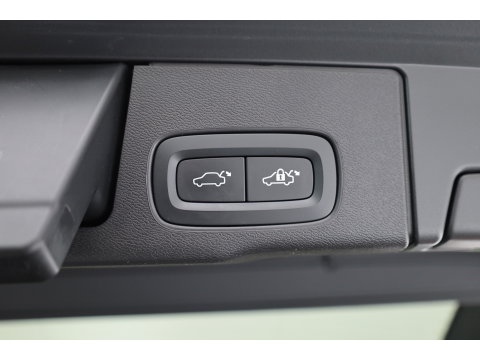 Volvo XC60 2.0 T8 Plug-in hybrid AWD Ultimate Dark | Luchtvering | Massage | Trekhaak | Head-up | Stoelvent. |
