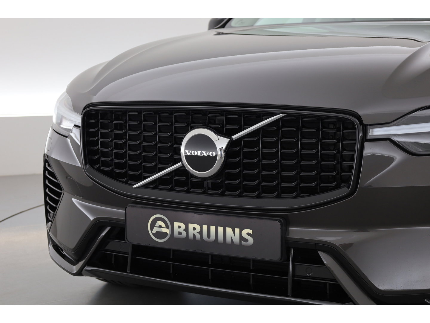 Volvo XC60 2.0 T8 Plug-in hybrid AWD Ultimate Dark | Luchtvering | Massage | Trekhaak | Head-up | Stoelvent. |