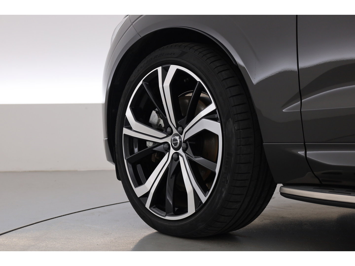 Volvo XC60 2.0 T8 Plug-in hybrid AWD Ultimate Dark | Luchtvering | Massage | Trekhaak | Head-up | Stoelvent. |