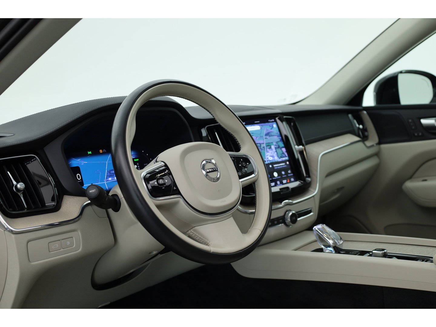 Volvo XC60 2.0 T8 Plug-in hybrid AWD Ultimate Dark | Luchtvering | Massage | Trekhaak | Head-up | Stoelvent. |