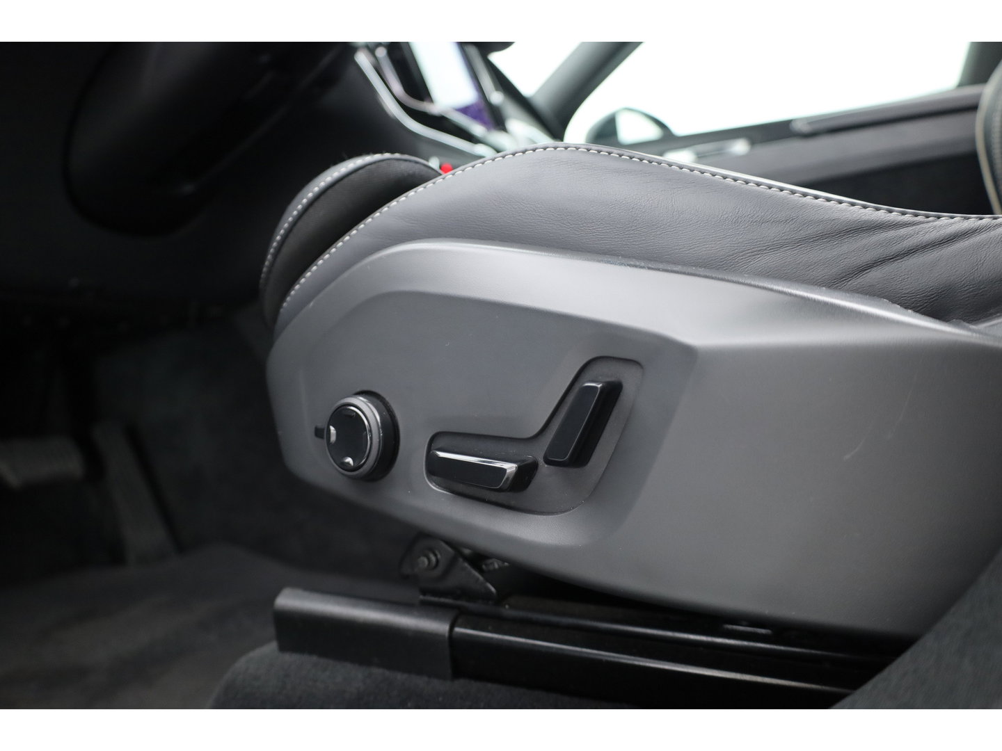 Volvo XC60 2.0 T8 Plug-in hybrid AWD Ultimate Dark | Luchtvering | 100% soh | 360 camera | 21 inch | H&K Audio |