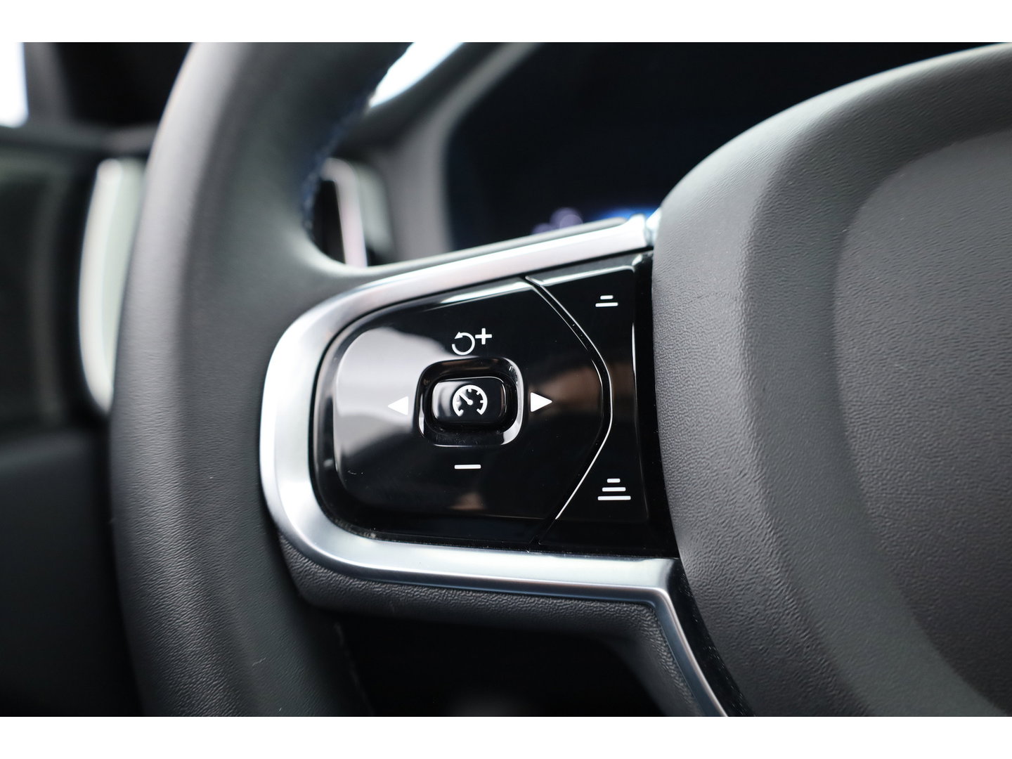 Volvo XC60 2.0 T8 Plug-in hybrid AWD Ultimate Dark | Luchtvering | 100% soh | 360 camera | 21 inch | H&K Audio |